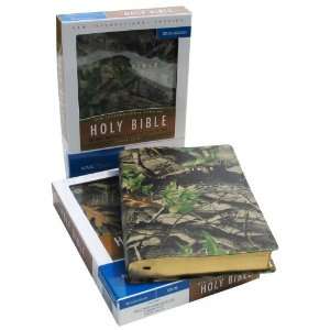  NIV Bible with a Realtree Camouflage Cover Sports 