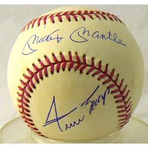  Willie Mays Signed Ball   Mickey Mantle Duke Snider 