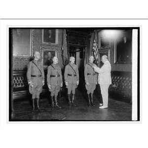   Print (M) Secty. Weeks awarding medals, 8/17/22