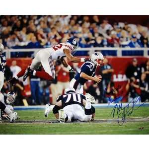 Michael Strahan Autographed Sacking Tom Brady Horizontal 