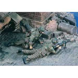  British Paras Piat Team, Laying on Ground w/Weapons (2) 1 