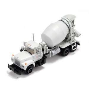  HO RTR Mack R Cement Truck, Franklin County Toys & Games