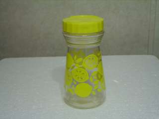 CLEAR GLASS JUICE PITCHER LEMONS ON THE SIDES YELLOW PLASTIC LID 